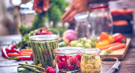 Coctelería de Conservación: Cómo los Encurtidos y Fermentos Redefinen el Bar en 2026
